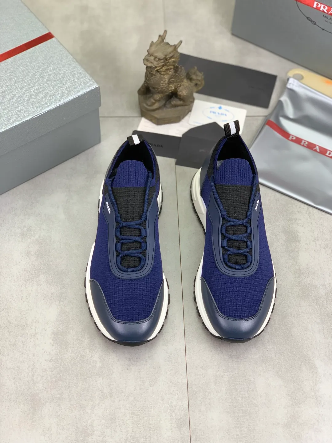 Men's Men's Shoes 💰P500💰【New Style】 (PRADA) The latest model of men's shoes has been launched on the official website in 1:1 copy, synchronized with Hong Kong counters, and on the same catwalk; all made of cowhide Epoxy mesh ➕Imported breathable fabric with cowhide lining, 🍡🍡Original 1:1 rubber outsole, non-slip and wear-resistant; comfortable on the feet, attractive style, fine workmanship, and simple and neat shoe lasts, highlighting a man's boldness and toughness, 👍size 38 to 44 3⃣️Color🉑️Choose